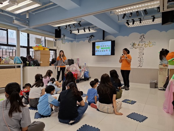 智樂的遊戲工作員將繪本的精彩情節演化成遊戲點子，帶領參加家庭玩出幕幕精彩。
