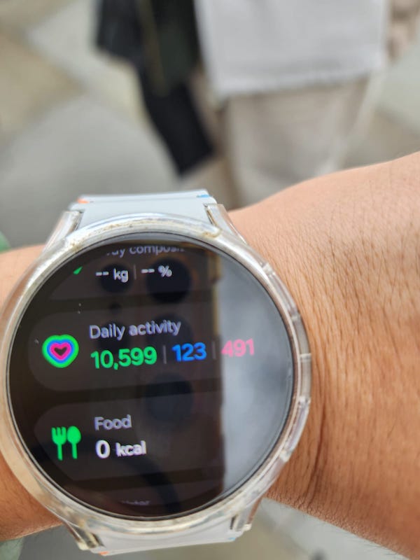 當完成步行目標後，請以手機應用程式或智能手錶記錄步數或里程，並將截圖記錄與Bear La La打卡相片，以電郵發送至 fundraising@playright.org.hk。