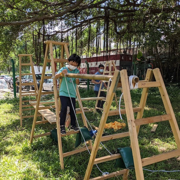 自由利用高矮木梯和橋板，配合繩索、活索帶等工具，創建個人的障礙陣或平衡道。