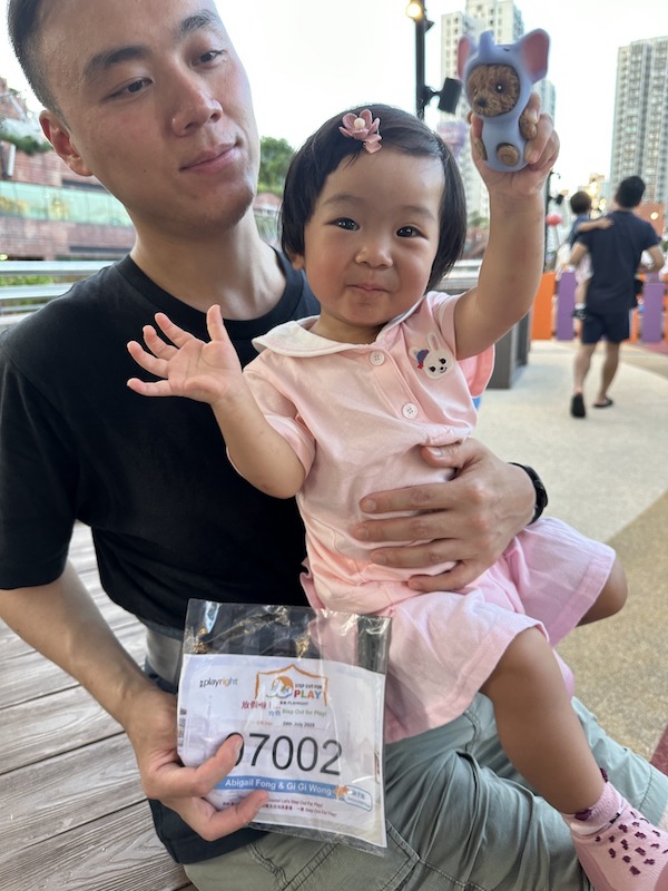 親子組Team Abigail 的成員包括Abigail和媽媽，在打氣組爸爸和Bear LaLa的鼓勵下，完成了於遊樂場步行籌款的壯舉。