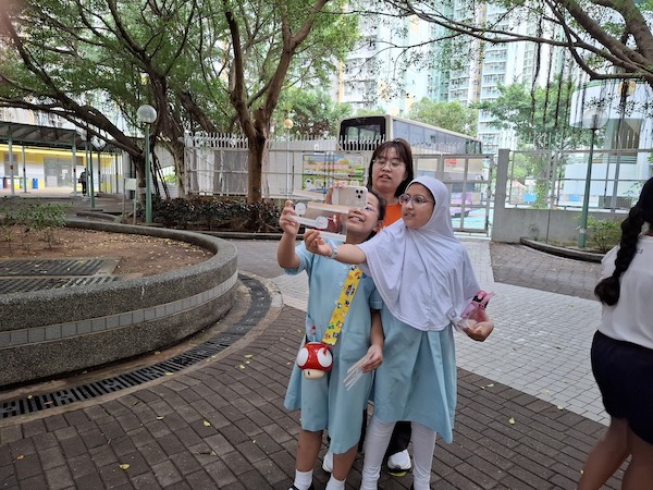 項目的另一批好玩特使率先試試以好玩遊戲QQ卡影相打卡，在東涌逸東邨發掘了不少好玩秘地。