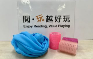 布料可隨意造型，十分適合用作裝扮，齊齊在工作坊中變身美人魚梅寶，玩出角色扮演遊戲；配合具備黏貼功能的髮圈，更可延伸變化各種彈射、黏附等遊戲。