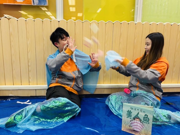 您想變身為美人魚，還是章魚？披上布料，就如同生出魚尾，再用皺紋膠紙當作鬍子，即可加入長鬍子美人魚的家族；又想化身為章魚？試試借助彈性布料，噴射髮圈墨汁吧！
