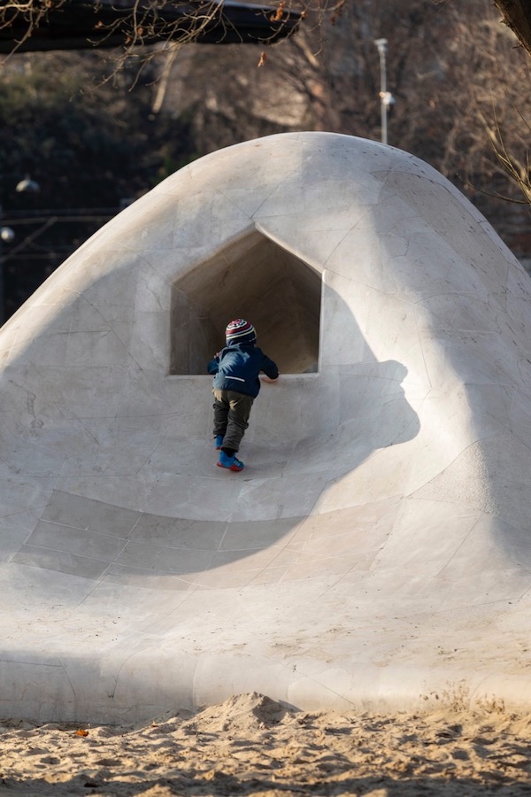 EXPERTS behind these signature projects!】 In the Tophane Park Playground, Mr Elger Blitz created a multi-functional element that inspires play and resulted in a smooth sculptural object, attractive and playful for everyone.