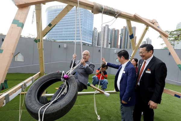 主禮嘉賓受到場內小朋友投入遊戲的熱情打動，也忘我參與其中。