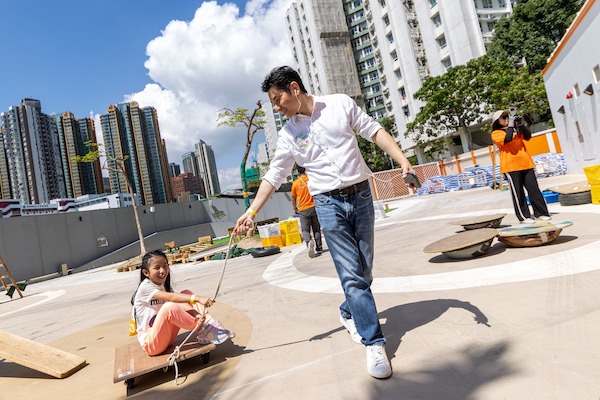 任務完成，即可全情投入遊戲，看爸爸和女兒玩得多盡情！