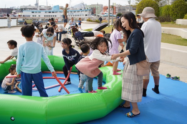 充氣彈跳區：充氣彈床可供彈跳躍動，配合海綿棒及水池波等材料，更可玩捉迷藏、追逐的互動遊戲，增加刺激感。