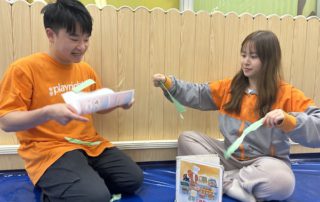 兩位遊戲工作員變身成小丑魚廚師，一人篩選海帶，另一人就把海帶擺在紙盤中沖洗，家長和小朋友趕快前來幫忙，讓海帶可樂餅專賣店快快開門營業吧！