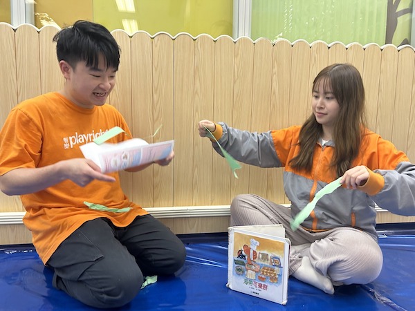 兩位遊戲工作員變身成小丑魚廚師，一人篩選海帶，另一人就把海帶擺在紙盤中沖洗，家長和小朋友趕快前來幫忙，讓海帶可樂餅專賣店快快開門營業吧！