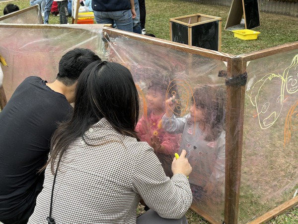 創意畫廊：參加者在不同的畫布介面上自由塗鴉，更可自由拼接成大大小小的畫廊，既促成各方互動，亦提供安靜繪畫的可能。