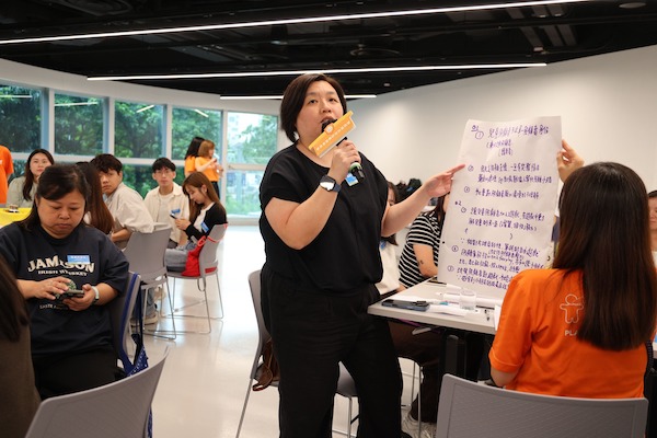 各組別就不同題目，與眾分享組內的討論結果。