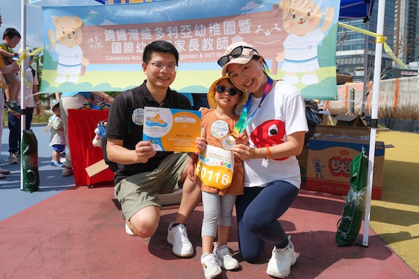 完成步行，立即掛上獎牌和手執獎狀，為慈善壯舉留影。