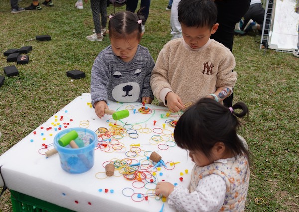 小小工程師：在大型珍珠棉的平台上，提供木鎚、膠釘和彩色橡筋，讓小朋友體驗揼釘，建構不同圖案。