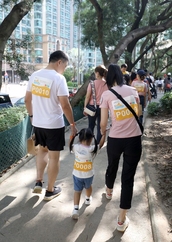 小朋友在爸爸媽媽攜手扶持下，邁出人生首個慈善步行。