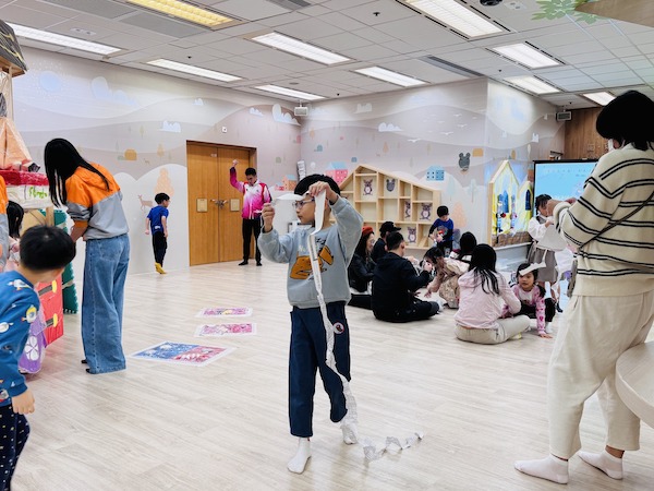 山人自有妙計：在以往的工作坊中，小朋友腦筋一轉，將廢紙沿邊撕扯，便撕出長長的紙條。在今次的工作坊中，為了提供無限材料，小朋友又會有何製成長長海帶的新秘訣呢？