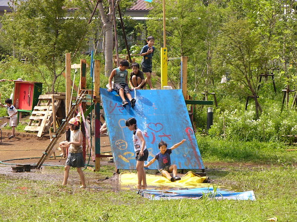 嶋村仁志先生擁有28年推動冒險遊樂場的豐富經驗，歷年來擔任諮詢、培訓、主講、發展等重要專項工作，足跡遍及全日本至亞洲各城市。