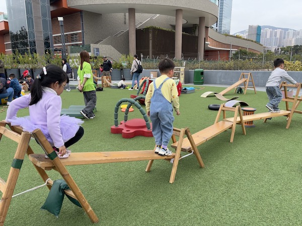 平衡陣地：由橋板、木梯及滾桶等遊戲物資，組裝成為具攀爬、跳躍等元素於一身的遊戲空間，參加者可根據喜好及能力，調整挑戰難度及路線，作出個人考驗。