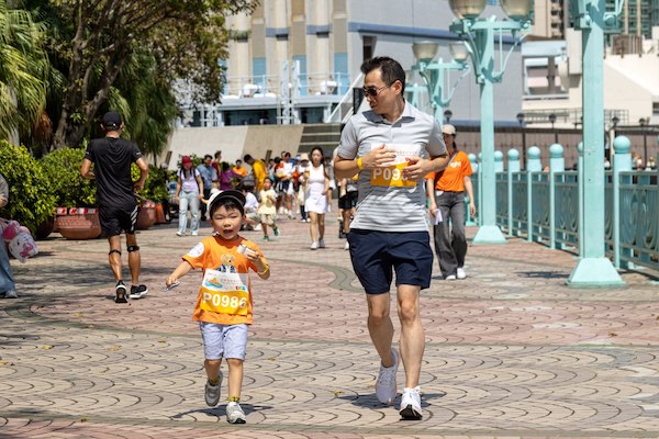 感謝小朋友響應號召，穿上醒目橙Tee，與爸爸為遊戲大步走。