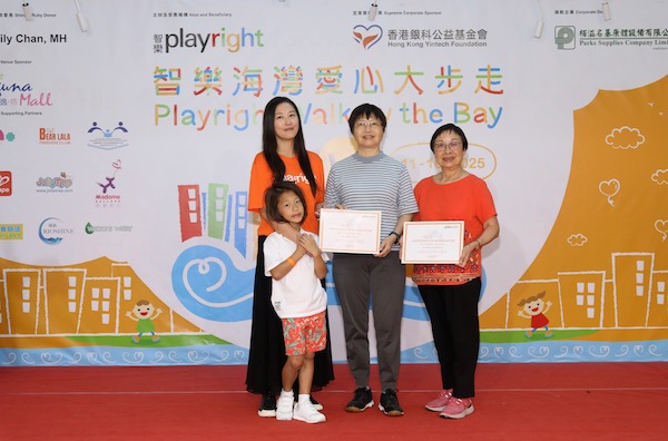 感謝智樂服務及發展委員會委員鍾曼霞女士(右)及香港中文大學專業進修學院校外課程實習導師張瑞香姑娘(左)，全力協助義工招募，讓我們得到更多的力量，群策群力共襄善舉。