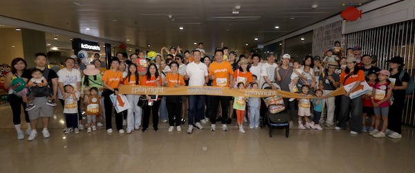 智樂執行委員會兼資源籌集及籌款委員會主席孔慶暘博士一吹哨子，參加者們隨即起步，開展「智樂海灣愛心大步走」。