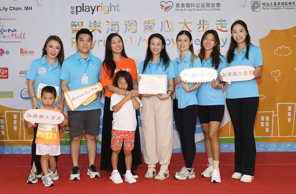 智樂執行委員會委員董鳳汶女士（左三）向銅鑼灣維多利亞幼稚園暨國際幼兒園家長教師會的代表頒發感謝狀，又再一次印證何謂人美心善。