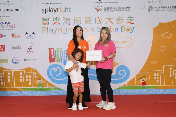 智樂執行委員會委員董鳳汶女士（左）感謝支持伙伴Arts Plus。