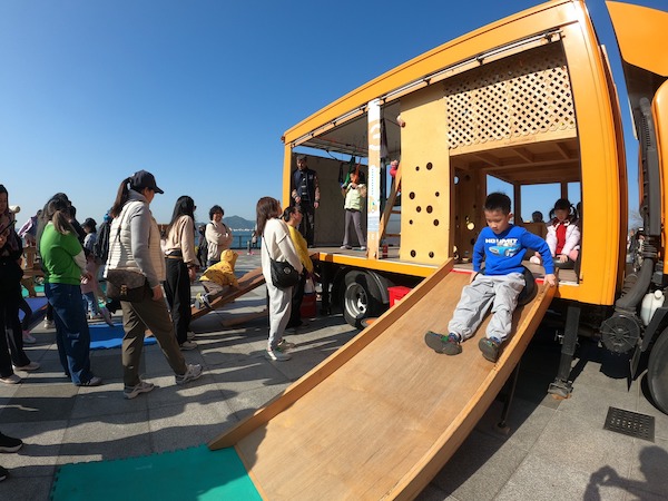 智樂遊樂車：這架5.5噸貨車搖身一變，成為可供四面八方穿梭上落的好玩裝置，內有小閣樓和滑梯，加上各類靈活鬆散的物資，如軟車軚或煮食玩具，引發更多有趣點子。