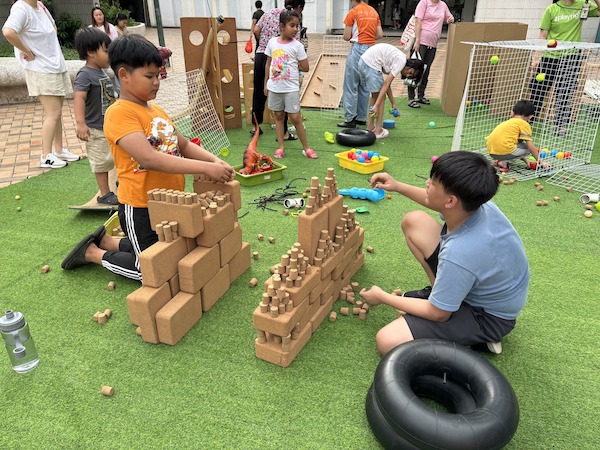 玩轉粒粒世界：特設大量不同形狀及質感的物料，計有木塞、瑜珈磚、海棉粒等，可隨意搬運、堆砌、投擲，亦可配搭各種工具，創作個人玩樂空間。