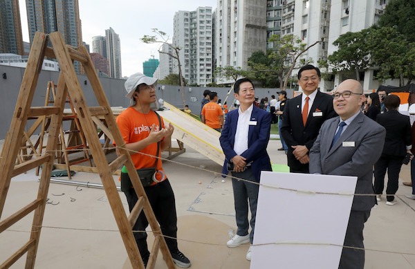 發展局副秘書長(規劃及地政) 潘偉榮先生, JP(右一)與海濱事務委員會主席何文堯先生(左二),在智樂兒童遊樂協會主席孔慶暘博士(右二)的陪同下,細聽遊戲工作員講解冒險遊樂場的特色。