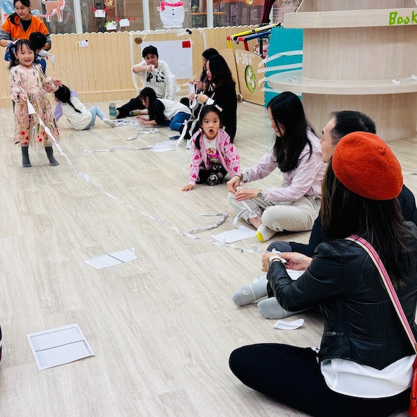 積極配合：家長發現小朋友愈走愈後，即心神意會，騰出更多空位，把超長的製成品展示出來，引起眾人讚嘆連連。在即將舉行的工作坊中，家長又會如何出手助力呢？