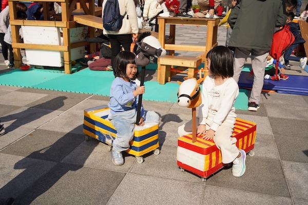 騎乘玩樂區：提供特製小型騎乘裝置，讓小朋友自由策馬飛馳。遊戲區內的設置及障礙物亦可隨意移動，方便調整賽道和路線，可供挑戰個人能力，甚至向對手發出戰書。