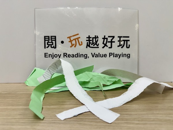 齊來發揮想像力，讓紙張變成一條條海帶，加上各位小廚師的精湛廚藝，使出撕、揉、綁、扭等各式手法，定可炮製獨一無二的可樂餅吧！