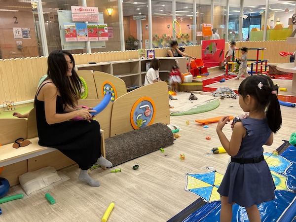 親子玩法培添趣味:小投手已經準備好,隨時發射浮水片,而媽媽看來穩操勝券從容應對,有十足把握坐著也能一擊即中。期待小投手的潛能爆發,賽況後續令人期待。