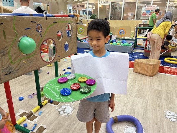 想像無限:將浮水片變成棒球遊戲的物資後,小朋友又把浮水片變成餅乾,善用餐盤細緻奉上,並以一身筆挺西裝前往奧運村招待一眾運動健兒。