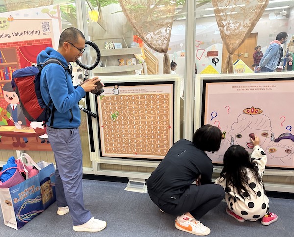 除場內遊戲時段外,場外亦已增設遊戲點子區,讓路過的家長和小朋友體驗「閱.玩 越好玩」。參加者體驗過後並完成相關問卷,也可獲取任務印章