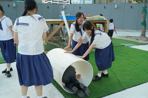 遊戲的精髓在親身體驗,「智樂二份一 Power Up」專案項目特設試玩環節,中學生們一玩起來便童心盡現,把遊樂場的三大特色——「孩子話事」、「持續轉變」和「冒險挑戰」,真人真情演繹得淋漓盡致,更對小朋友的遊戲需要有更深刻的體會。