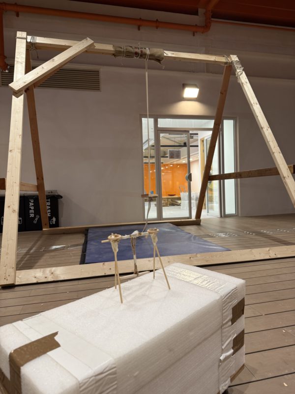 在「智樂二份一 Power Up」專案項目中,中學生們把腦海的遊戲點子製成模型(相片前方),既實現團隊的想法,同時回應了城中兒童的遊戲需求,並在導師的帶領下,創建了真實可玩的大型裝置(相片後方)!