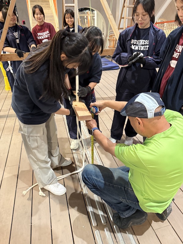 天主教普照中學的同學們在兩位導師的帶領下,完成一個接一個創建遊戲裝置的步驟,包括準確調整木板鞦韆的最佳高度。