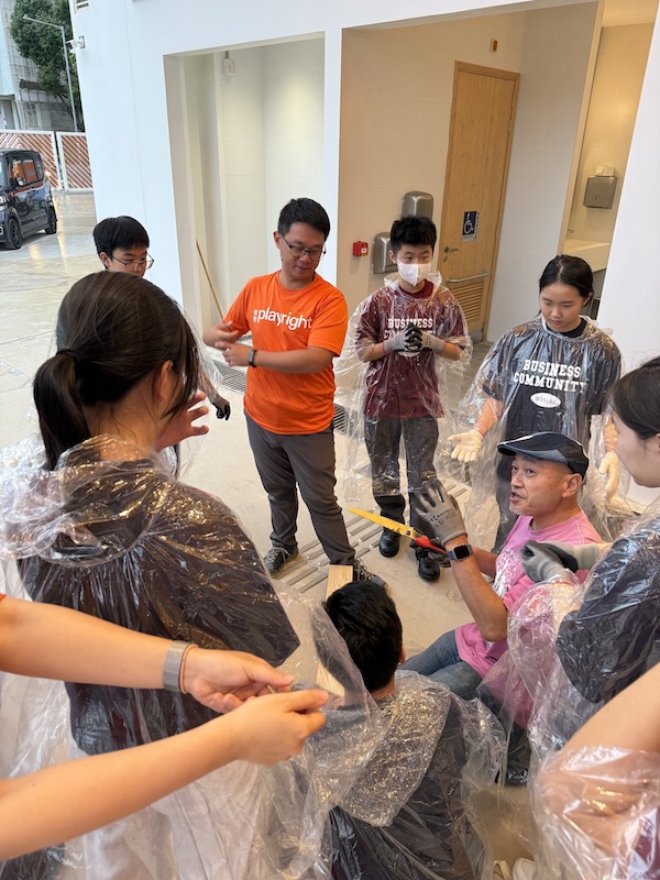 在玩樂設施製成工作坊中,Hitoshi和Min帶領獻主會聖母院書院的學生們認識物資和操作工具,並講解安全及基本的守則。