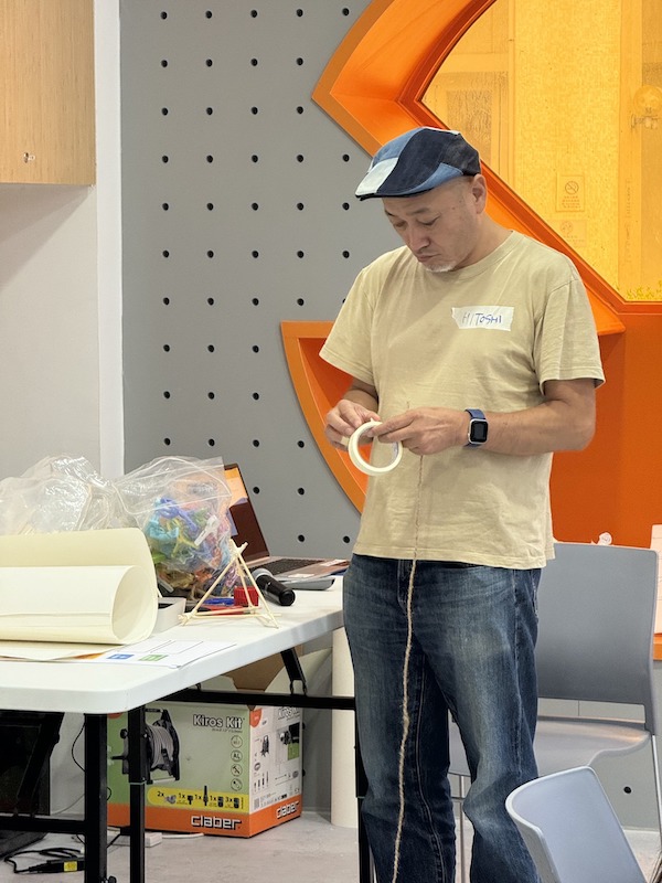 TOKYO PLAY 創辦人嶋村仁志先生Mr Shimamura Hitoshi親臨現場,全程參與,更親手製作趣味小玩意,引發年輕人的遊戲興致。