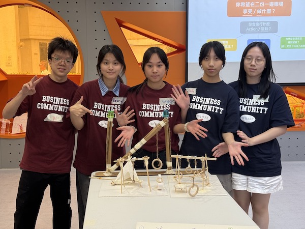 與眾分享各個設計時,中學生們句句有條有理,製成的模型也有板有眼、各有千秋。