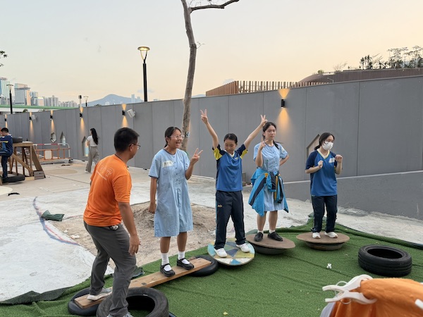 由木板和健身球製成的平衡裝置,加上童思童想,即可孕育趣味遊戲,看中學生們玩得多投入和興奮。