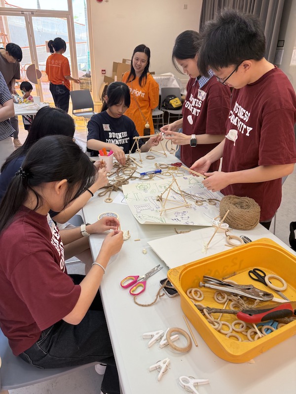 在設計思考工作坊中,參加者們熱烈討論後,再在圖紙上勾勒各個點子的草圖,然後運用物資把草圖製成小模型,審視點子的可行性。