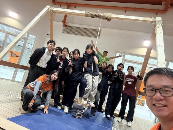 來自天主教普照中學的初中及高中學生,在導師Hitoshi(後排綠衣)和Min(右下角)的指引下,把模型變成真實,感到無比滿足和興奮!