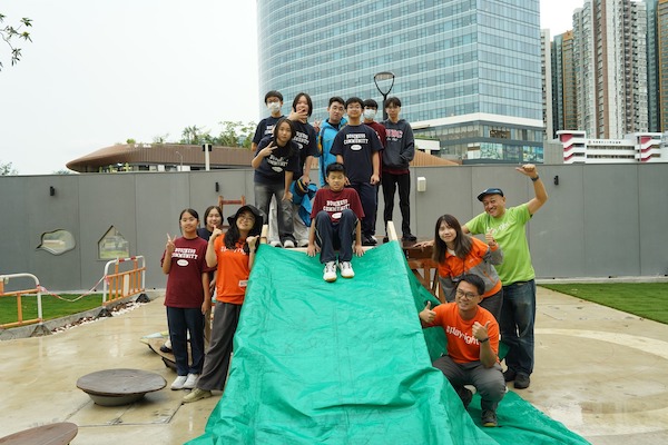 獻主會聖母院書院的初中學生群策群力,完成了大型滑梯的建造和製作。