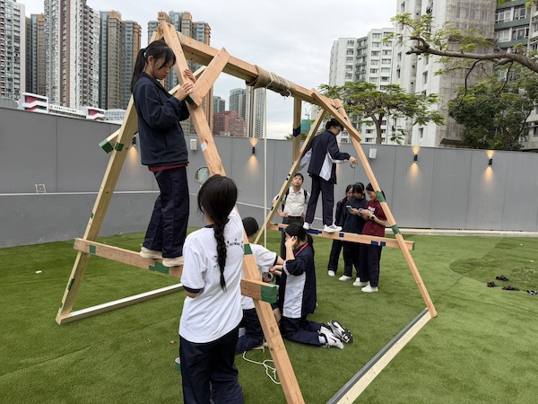 年青人表示:「我是設計師,更是建築工人,既提出點子,又出力貢獻!」