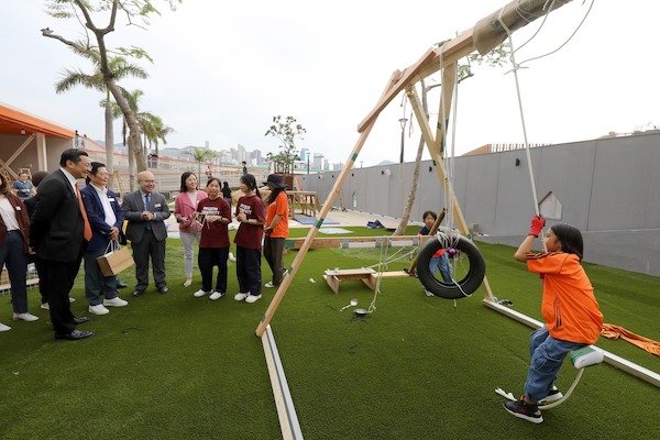 由「智樂二份一 Power Up」中學生親手製作的遊戲裝置,獲得小朋友的垂青,更吸引了「夢想無界二份一遊樂場」開幕典禮來賓的目光,年青人代表隨即娓娓道來創作概念和箇中感受。