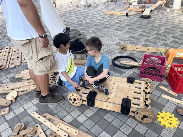 現場提供形形色色的遊戲物資,可供隨意選擇,自由任玩。