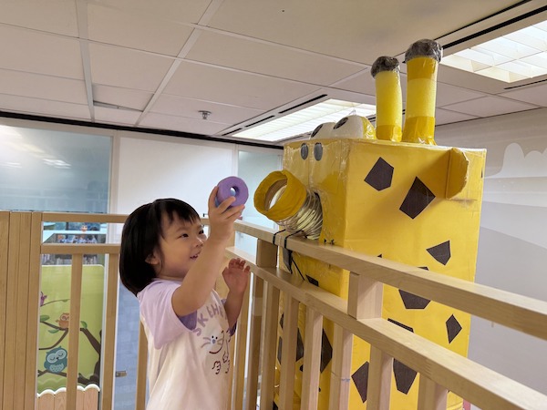 人類和動物選手共同入住奧運村，但長得超高的長頸鹿選手無法進入宿舍，要靠各位運動員幫忙為長頸鹿解決三餐。