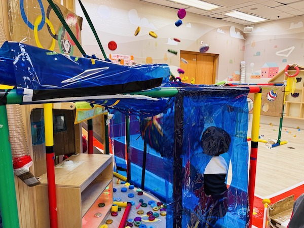 在周末限定環節，小朋友運用全身氣力，加上個人體重，才能拉下懸吊著的瑜珈球，藉一下的反彈，將閃光浮水片彈射起來，模擬煙花盛放的璀璨一刻。